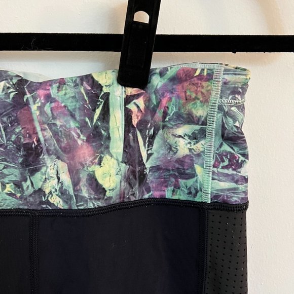 Lululemon‎ cropped leggings in navy with floral patterned waistband - Picture 3 of 6